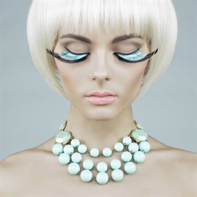 白色短发美女图片